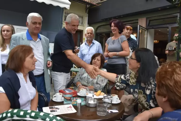 Με χαμόγελα, αγκαλιές και θερμές ευχές υποδέχθηκαν οι Λιτοχωρινοί τον Πέτρο Κιάφα Με χαμόγελα, αγκαλιές και θερμές ευχές υποδέχθηκαν οι Λιτοχωρινοί τον Πέτρο Κιάφα