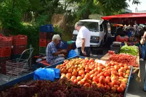 Ο Γιάννης Ντούμος περιόδευσε στη λαϊκή αγορά του Σαββάτου