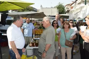Ο Γιάννης Ντούμος περιόδευσε στη λαϊκή αγορά του Σαββάτου