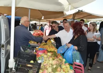 Ο Γιάννης Ντούμος περιόδευσε στη λαϊκή αγορά του Σαββάτου