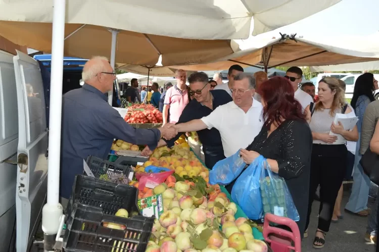 Ο Γιάννης Ντούμος περιόδευσε στη λαϊκή αγορά του Σαββάτου