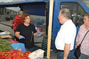 Ο Γιάννης Ντούμος περιόδευσε στη λαϊκή αγορά του Σαββάτου