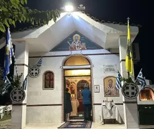 Ο Γιάννης Ντούμος στον Εσπερινό του Παρεκκλησίου του Οσίου Νήφωνος