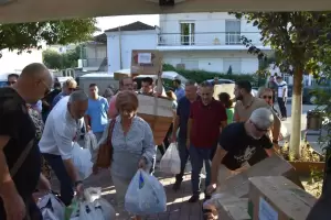 Ο Γιάννης Ντούμος και οι υποψήφιοι του συνδυασμού παρέδωσαν τη συγκεντρωθείσα βοήθεια για τους πλημμυροπαθείς Ο Γιάννης Ντούμος και οι υποψήφιοι του συνδυασμού παρέδωσαν τη συγκεντρωθείσα βοήθεια για τους πλημμυροπαθείς