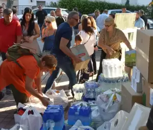 Ο Γιάννης Ντούμος και οι υποψήφιοι του συνδυασμού παρέδωσαν τη συγκεντρωθείσα βοήθεια για τους πλημμυροπαθείς Ο Γιάννης Ντούμος και οι υποψήφιοι του συνδυασμού παρέδωσαν τη συγκεντρωθείσα βοήθεια για τους πλημμυροπαθείς