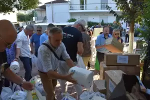 Ο Γιάννης Ντούμος και οι υποψήφιοι του συνδυασμού παρέδωσαν τη συγκεντρωθείσα βοήθεια για τους πλημμυροπαθείς Ο Γιάννης Ντούμος και οι υποψήφιοι του συνδυασμού παρέδωσαν τη συγκεντρωθείσα βοήθεια για τους πλημμυροπαθείς