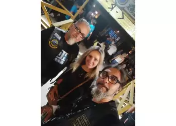 Η  Άννα Χαραλάμπους είναι οικονομολόγος – εκπαιδευτικός της Δ/θμιας εκπαίδευσης