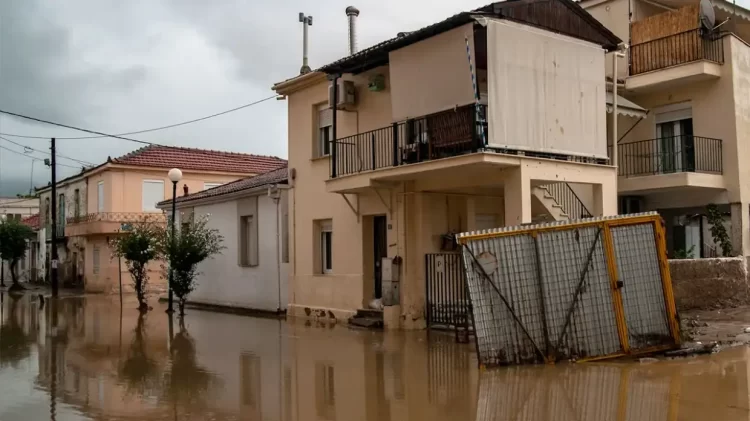 Κακοκαιρία Elias: Δραματική η κατάσταση σε Εύβοια και Βόλο από τις πλημμύρες – Δεκάδες εγκλωβισμένοι, κλειστοί ξανά οι δρόμοι