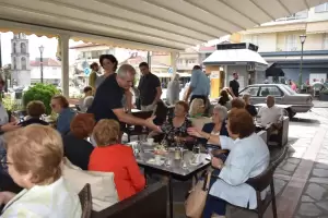 Με χαμόγελα, αγκαλιές και θερμές ευχές υποδέχθηκαν οι Λιτοχωρινοί τον Πέτρο Κιάφα Με χαμόγελα, αγκαλιές και θερμές ευχές υποδέχθηκαν οι Λιτοχωρινοί τον Πέτρο Κιάφα