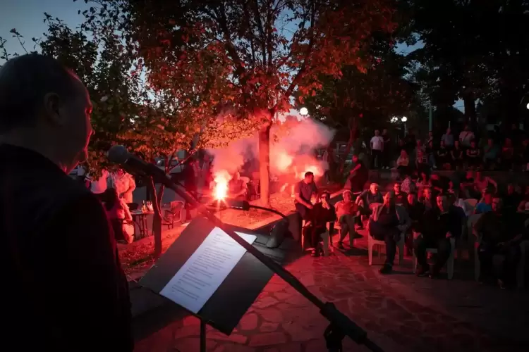 Με πυροτεχνήματα και δάδες υποδέχθηκε η Εξοχή τον Κώστα Κουκοδήμο Με πυροτεχνήματα και δάδες υποδέχθηκε η Εξοχή τον Κώστα Κουκοδήμο