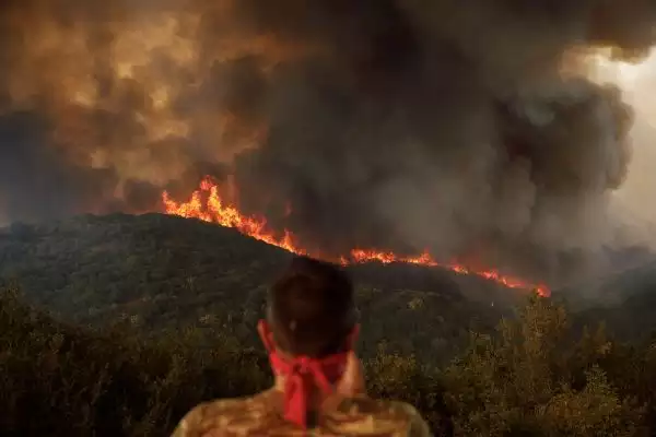 Οι φωτιές στην Ελλάδα ανάμεσα στα ακραία καιρικά φαινόμενα που έπληξαν τον πλανήτη το φετινό καλοκαίρι