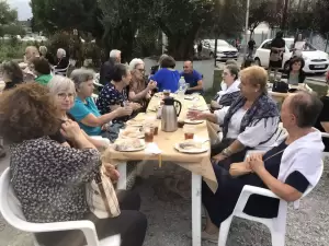 Πολυπληθής συγκέντρωση για το απογευματινό τσάϊ στην Ενορία Αγίων Χριστοφόρου και Ευθυμίου Κατερίνης (Εικόνες)