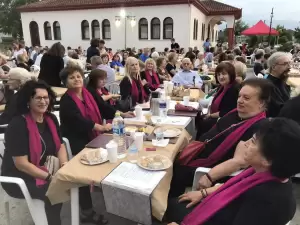 Πολυπληθής συγκέντρωση για το απογευματινό τσάϊ στην Ενορία Αγίων Χριστοφόρου και Ευθυμίου Κατερίνης (Εικόνες)