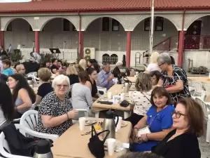 Πολυπληθής συγκέντρωση για το απογευματινό τσάϊ στην Ενορία Αγίων Χριστοφόρου και Ευθυμίου Κατερίνης (Εικόνες)