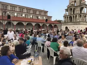 Πολυπληθής συγκέντρωση για το απογευματινό τσάϊ στην Ενορία Αγίων Χριστοφόρου και Ευθυμίου Κατερίνης