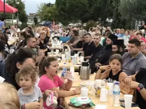 Πολυπληθής συγκέντρωση για το απογευματινό τσάϊ στην Ενορία Αγίων Χριστοφόρου και Ευθυμίου Κατερίνης (Εικόνες)