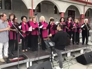 Πολυπληθής συγκέντρωση για το απογευματινό τσάϊ στην Ενορία Αγίων Χριστοφόρου και Ευθυμίου Κατερίνης (Εικόνες)