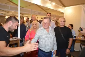Συγκινητική η υποδοχή στον Γιάννη Ντούμο από εκθέτες και επισκέπτες στη 12η ΕΒΕΠ του Επιμελητηρίου Συγκινητική η υποδοχή στον Γιάννη Ντούμο από εκθέτες και επισκέπτες στη 12η ΕΒΕΠ του Επιμελητηρίου