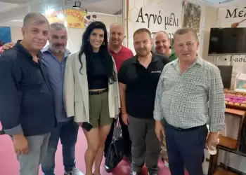 Συγκινητική η υποδοχή στον Γιάννη Ντούμο από εκθέτες και επισκέπτες στη 12η ΕΒΕΠ του Επιμελητηρίου