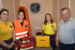 Συγκινητική η υποδοχή στον Γιάννη Ντούμο από εκθέτες και επισκέπτες στη 12η ΕΒΕΠ του Επιμελητηρίου Συγκινητική η υποδοχή στον Γιάννη Ντούμο από εκθέτες και επισκέπτες στη 12η ΕΒΕΠ του Επιμελητηρίου