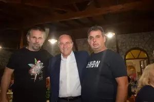 ΣΥΝΘΕΣΗ: Πολύ μεγάλη συγκέντρωση του Βαγγέλη Γερολιόλιου στον πεζόδρομο του Δίου