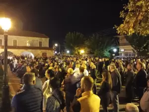 Σύσσωμο το χωριό του Αγίου Σπυρίδωνα υποδέχθηκε & αγκάλιασε τον Πέτρο Κιάφα Σύσσωμο το χωριό του Αγίου Σπυρίδωνα υποδέχθηκε & αγκάλιασε τον Πέτρο Κιάφα