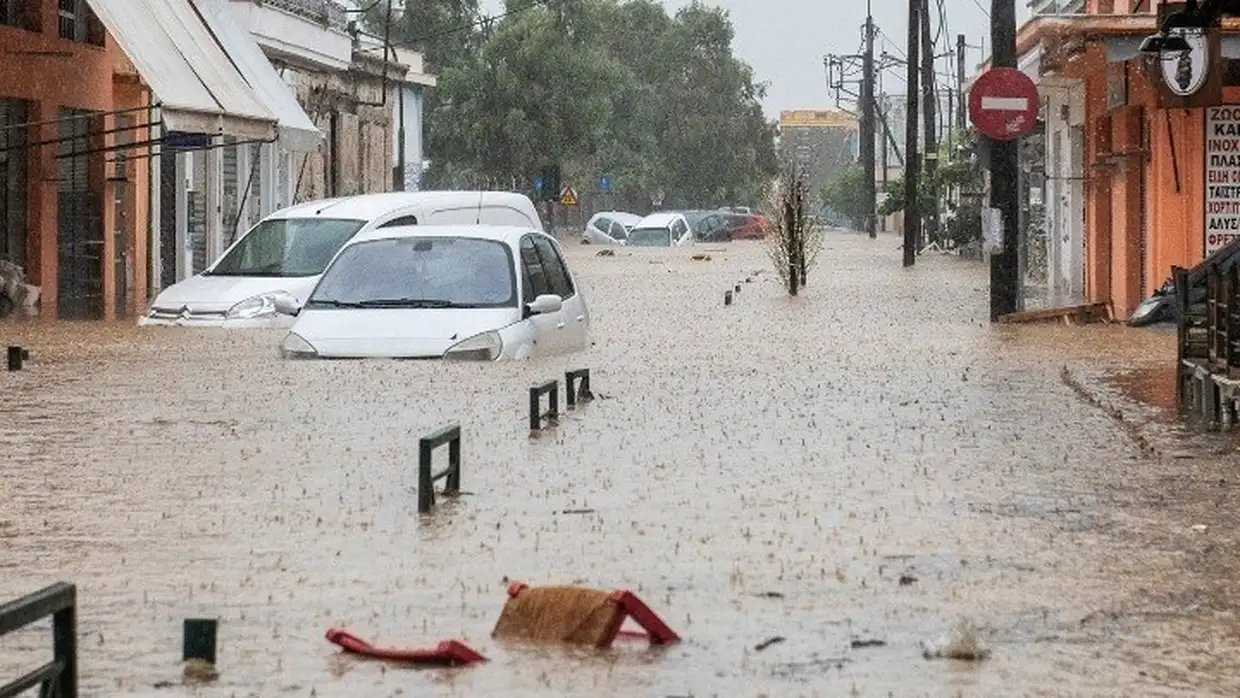 Υπουργείο Εργασίας: Τα άμεσα μέτρα στήριξης πολιτών και επιχειρήσεων που επλήγησαν από πλημμύρες και πυρκαγιές