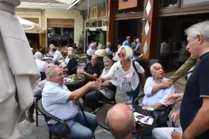 Με χαμόγελα, αγκαλιές και θερμές ευχές υποδέχθηκαν οι Λιτοχωρινοί τον Πέτρο Κιάφα Με χαμόγελα, αγκαλιές και θερμές ευχές υποδέχθηκαν οι Λιτοχωρινοί τον Πέτρο Κιάφα