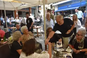 Με χαμόγελα, αγκαλιές και θερμές ευχές υποδέχθηκαν οι Λιτοχωρινοί τον Πέτρο Κιάφα Με χαμόγελα, αγκαλιές και θερμές ευχές υποδέχθηκαν οι Λιτοχωρινοί τον Πέτρο Κιάφα