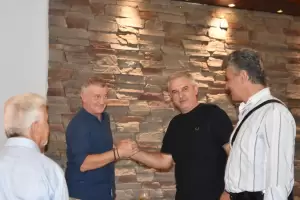 Με χαμόγελα, αγκαλιές και θερμές ευχές υποδέχθηκαν οι Λιτοχωρινοί τον Πέτρο Κιάφα Με χαμόγελα, αγκαλιές και θερμές ευχές υποδέχθηκαν οι Λιτοχωρινοί τον Πέτρο Κιάφα