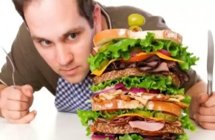 Έχε τους πόδας σου ζεστούς Γράφει ο Θόδωρος Δημητριάδης Είναι μια παλιά συμβουλή για την υγεία, σαν στιχάκι ποιήματος με ομοιοκαταληξία: “Έχε τους πόδας σου ζεστούς, την κεφαλήν σου κρύαν τον στόμαχον σου ελαφρύν, ιατρού δεν εχεις χρείαν”. Σε απλή νεοελληνική γλώσσα σημαίνει, Να έχεις τα πόδια σου ζεστά, το κεφάλι σου δροσερό, το στομάχι σου ελαφρύ, και τότε δεν θα χρειάζεσαι τον γιατρό. Δεν το είπε ο Ιπποκράτης ούτε ο Παγκόσμιος Οργανισμός Υγειας, αλλά μάλλον είναι συμπέρασμα απλής λογικής. Με την ευκαιρία, ας θυμηθούμε λίγο την γλώσσα μας, την αρχαία ελληνική, μερικές λέξεις της οποίας έχει η συμβουλή αυτή: Το πόδι, οι αρχαίοι μας πρόγονοι το έλεγαν πους, και κλινόταν ο πους του ποδός τω ποδί τον πόδα ω που οι πόδες των ποδών τοις ποσί τους πόδας ω πόδες (από εδώ προέρχεται και η έκφραση “αβρόχοις ποσί”, δηλαδή με στεγνά – όχι βρεγμένα – πόδια). Το κεφάλι ήταν γένους θηλυκού (η κεφαλή, της κεφαλής κλπ.). Από εδώ προέρχεται και η έκφραση “επί κεφαλής”, δηλαδή πρώτα πρώτα, στην αρχή, μπροστά κλπ. Η ανάγκη λεγόταν χρεια (η χρεία, της χρείας, τη χρεία, την χρείαν κλπ.). Από εδώ προέρχεται και η έκφραση “Δεν έχομεν χρειαν άλλων μαρτύρων”, δηλαδή δεν χρειαζόμαστε άλλους μάρτυρες. Συμπέρασμα Ο γιατρός, ο οδοντίατρος, οι προληπτικές εξετάσεις (π.χ. μαστογραφία, γενική αίματος, καρδιογράφημα κλπ.) είναι χρήσιμα και απαραίτητα. Πάντως, καλό κάνει να φοράμε ζεστές κάλτσες τώρα το χειμώνα και να έχουμε ζεστά τα πόδια μας, Οι νεαρές κοπέλες να μην αφήνουν γυμνή την κοιλιά τους λόγω μόδας. Να έχουμε δροσερό κεφάλι και μυαλό (δηλαδή να μη καπνίζουμε και να βγαίνουμε έξω στον καθαρό αέρα για να ξελαμπικάρει το μυαλό μας). Και το βράδυ, ιδίως αν θέλουμε να χάσουμε μερικά κιλά, να μη χλαπακιάζουμε τον αγλέωρα και βαριά φαγητά (π.χ. 15 σουβλάκια στην καθισιά, πανσέτες, μπιφτέκια, πίτσες, χωριάτικα λουκάνικα κλπ.), αλλά μια ελαφριά σαλατίτσα, κανένα γιαουρτάκι ή φρούτο. Το λέει και η άλλη παροιμία: “Ενα μήλο την ημέρα, τον γιατρό τον κάνει πέρα”!