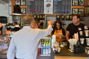 Ο Γιάννης Ντούμος περιόδευσε σε επιχειρήσεις εστίασης