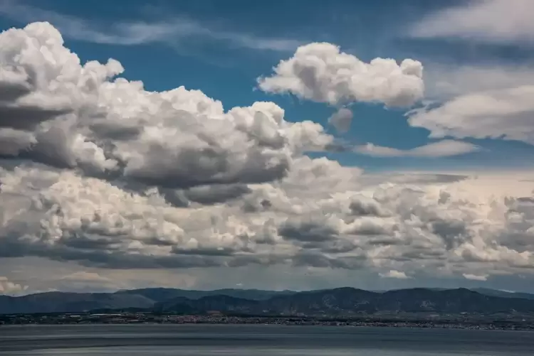 Ο Καιρός σήμερα, Παρασκευή 06/10, στην Κατερίνη και Πιερία: Λίγες νεφώσεις με πιθανές τοπικές βροχές από μεσημέρι