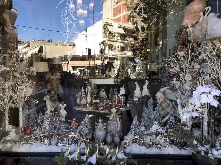 Η Κατερίνη αρχίζει σιγά σιγά να φορά τα γιορτινά της