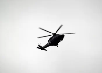 Πιερία – Πλαταμώνας: Ελικόπτερο του Λιμενικού… σήκωσε ομπρέλες και καθίσματα στην παραλία – Τραυματίστηκε μία 42χρονη