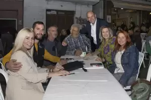 ΣΥΝΘΕΣΗ: Η Καρίτσα χθες έδωσε εντυπωσιακό παρόν στην ομιλία του Βαγγέλη Γερολιόλιου