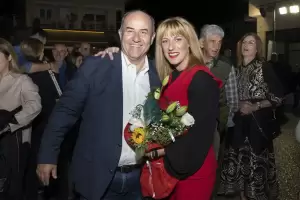 ΣΥΝΘΕΣΗ: Η Καρίτσα χθες έδωσε εντυπωσιακό παρόν στην ομιλία του Βαγγέλη Γερολιόλιου