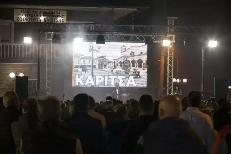 ΣΥΝΘΕΣΗ: Η Καρίτσα χθες έδωσε εντυπωσιακό παρόν στην ομιλία του Βαγγέλη Γερολιόλιου