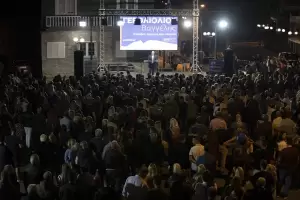 ΣΥΝΘΕΣΗ: Η Καρίτσα χθες έδωσε εντυπωσιακό παρόν στην ομιλία του Βαγγέλη Γερολιόλιου