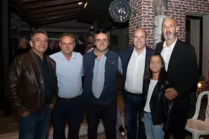 ΣΥΝΘΕΣΗ: Η Καρίτσα χθες έδωσε εντυπωσιακό παρόν στην ομιλία του Βαγγέλη Γερολιόλιου