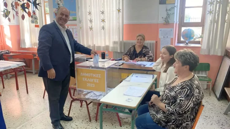 ΣΥΝΘΕΣΗ: Ο υποψήφιος δήμαρχος Δίου Ολύμπου Βαγγέλης Γερολιόλιος άσκησε το εκλογικό του δικαίωμα