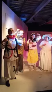 Θέατρο Commedia: Τα 2 μ στην άκρη του κόσμου