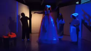 Θέατρο Commedia: Τα 2 μ στην άκρη του κόσμου