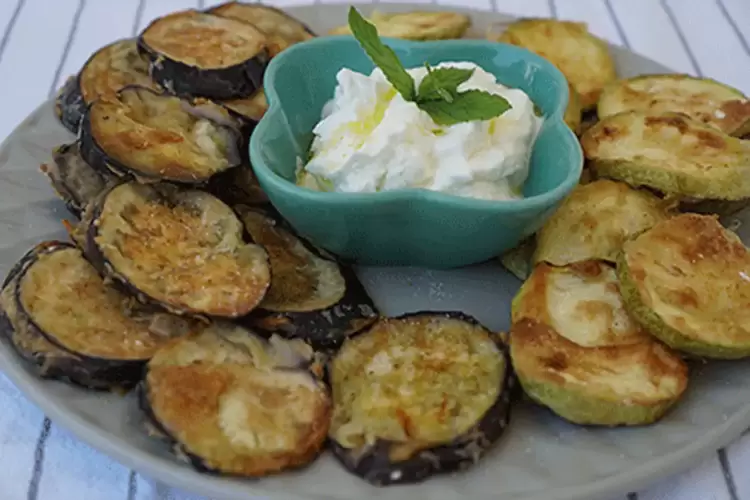 Τι θα φάμε σήμερα – Τηγανητά κολοκυθάκια (ή μελιτζάνες)