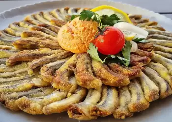 Τι θα φάμε σήμερα – γαύρος τηγανητός και οικονομικός