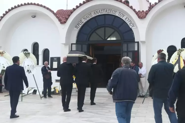 Το τελευταίο "αντίο" στον Πάρι Καλημερίδη Το τελευταίο “αντίο” στον Πάρι Καλημερίδη