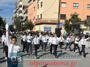 Ζωντανά από την Κατερίνη: Η μαθητική παρέλαση για την 28η Οκτωβρίου (εικόνες και βίντεο)