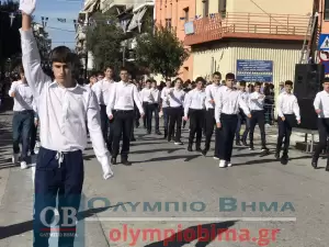 Ζωντανά από την Κατερίνη: Η μαθητική παρέλαση για την 28η Οκτωβρίου (εικόνες και βίντεο)
