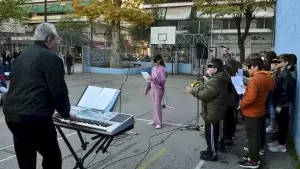 15ο Δημοτικό Σχολείο Κατερίνης: Γιόρτασε την πεντηκοστή επέτειο της εξέγερσης του Πολυτεχνείου