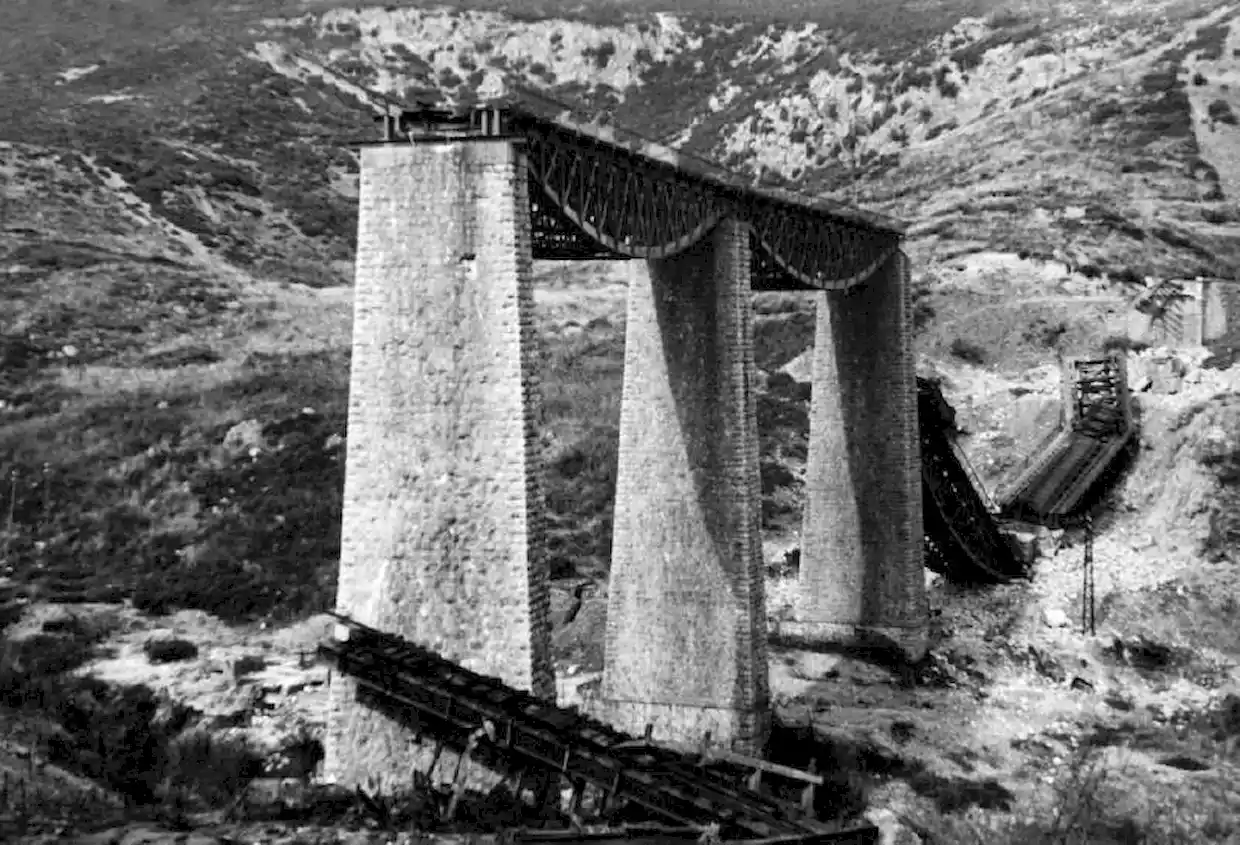 Η ανατίναξη της Γέφυρας του Γοργοποτάμου  ηχηρό μήνυμα αντίστασης, ηρωισμού, Ελευθερίας και Δημοκρατίας του Έλληνα αντάρτη.